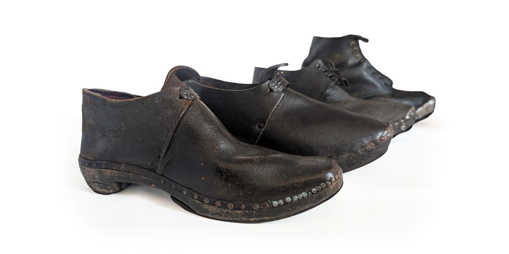 Leather clogs